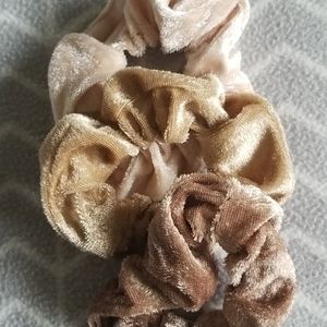 Latte velvet scrunchie set